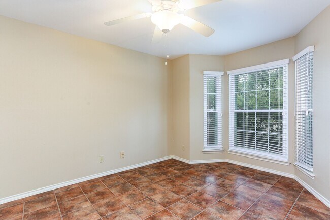 Building Photo - 2Bd Condo in Gated Community! Available NOW!