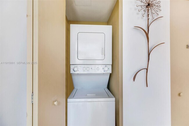 Building Photo - 17375 Collins Ave