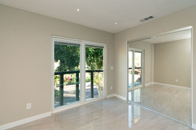 Building Photo - 6088 De La Rosa Ln