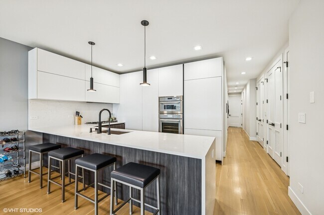 Building Photo - 2149 W Belmont Ave