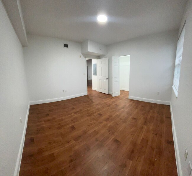 Building Photo - Great Location!  Limited Time Offer: Up to $2,000 Move-In Credit + Free Utility Connection