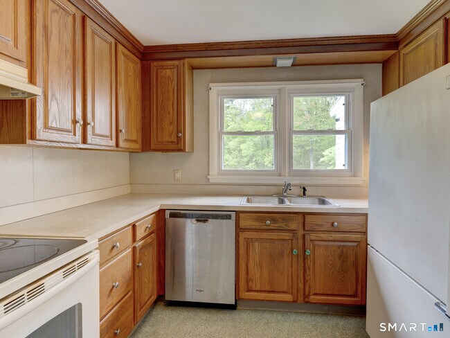 Building Photo - 384 Woodland Rd