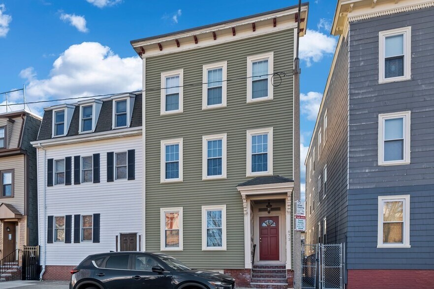 Building Photo - 673 E 2nd St
