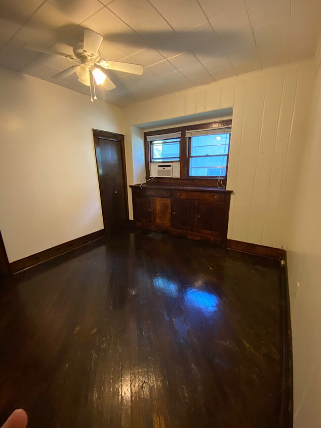 Building Photo - 714 N Van Buren St