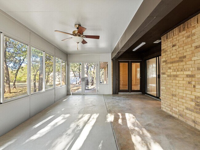 Building Photo - Gorgeous 3 bed room 2 bath in Decatur