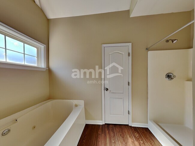 Building Photo - 4002 Greentree Ct