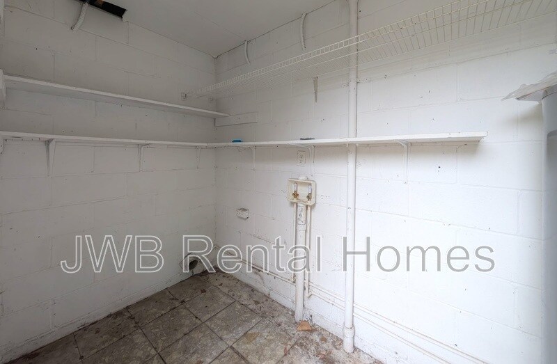 Building Photo - 2630B Gifford Ave