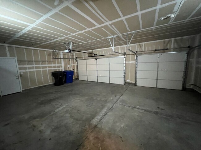 Building Photo - 4 bedroom home with 3 car garage in Patterson!