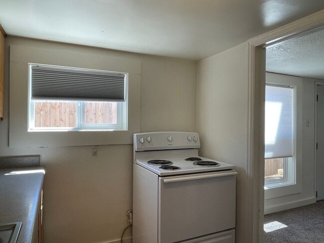 Building Photo - Great 1 Bedroom 1 Bath Cottage-ALL UTITLITES INCLUDED, except Power