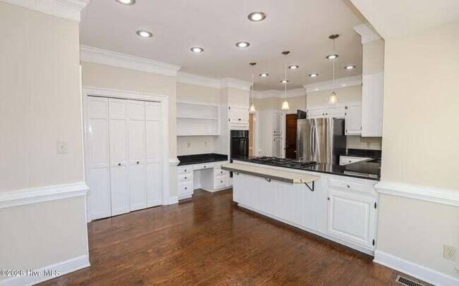 Building Photo - 809 Houndslake Dr