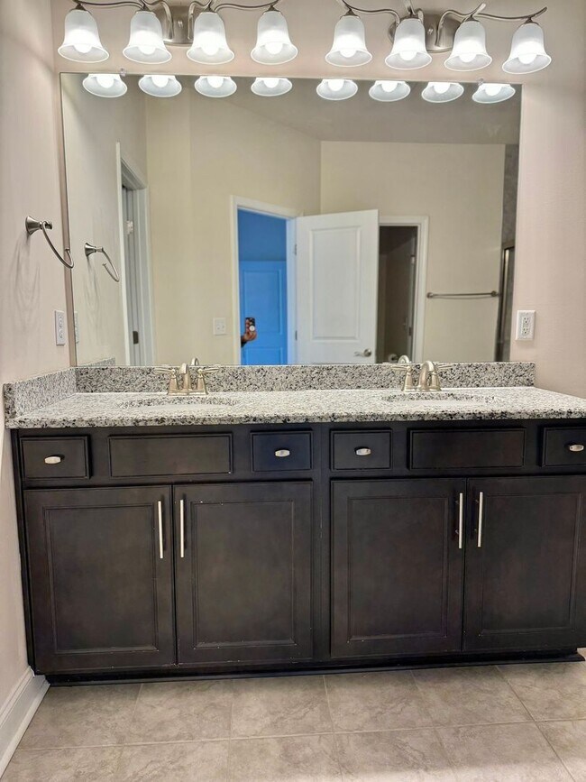 Building Photo - 4 Bedroom, 3.5 Bath Home w/ Backyard and 2 Car Garage