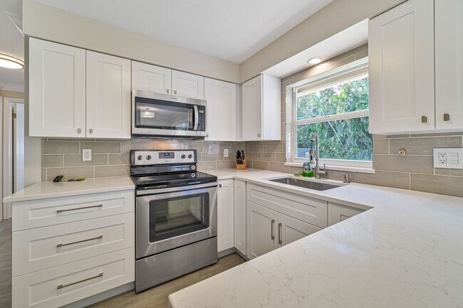 Building Photo - ** Charming Villa in Bonita Springs ~ Completely Renovated ~ Furnished ~ 1 Car Garage **