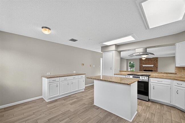 Building Photo - 16019 Parksley Dr