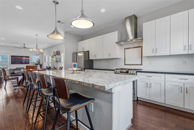 Building Photo - 704 Vincent St