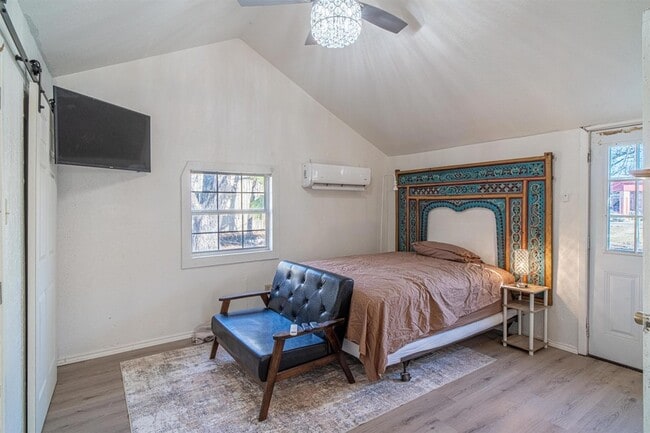 Building Photo - 716 E Losoya St