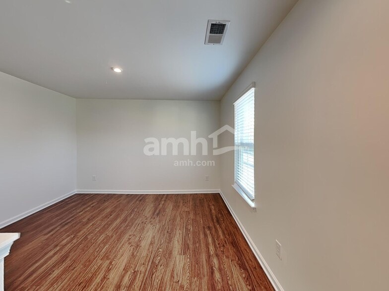 Building Photo - 548 Larragan Dr
