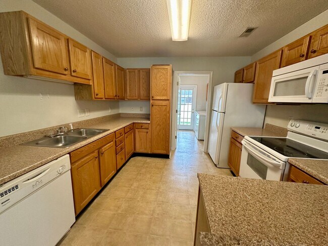 Building Photo - Conveniently Located Duplex!