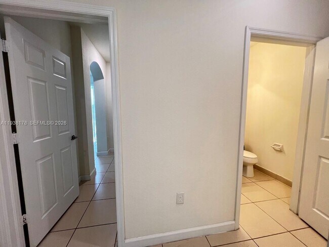 Building Photo - 191 SE 35 Ave