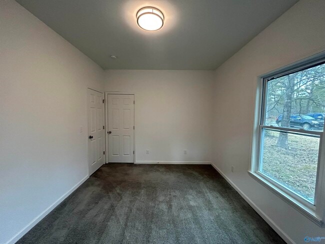 Building Photo - 614 Maple Rd