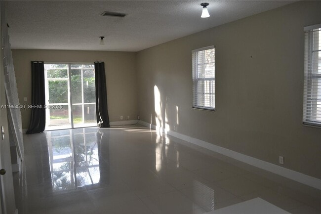 Building Photo - 1935 Madeira Dr