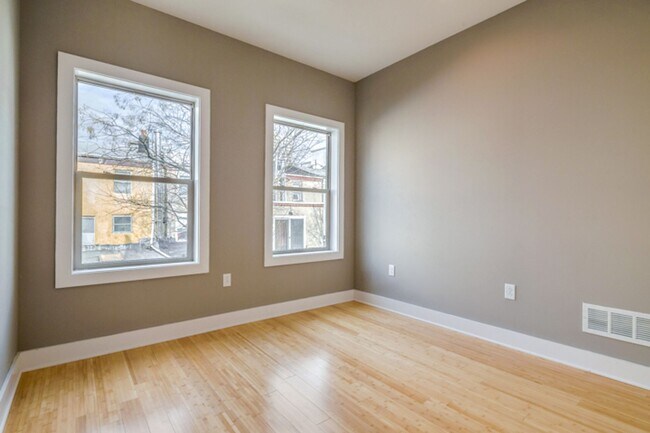 Building Photo - Queen Village Townhome