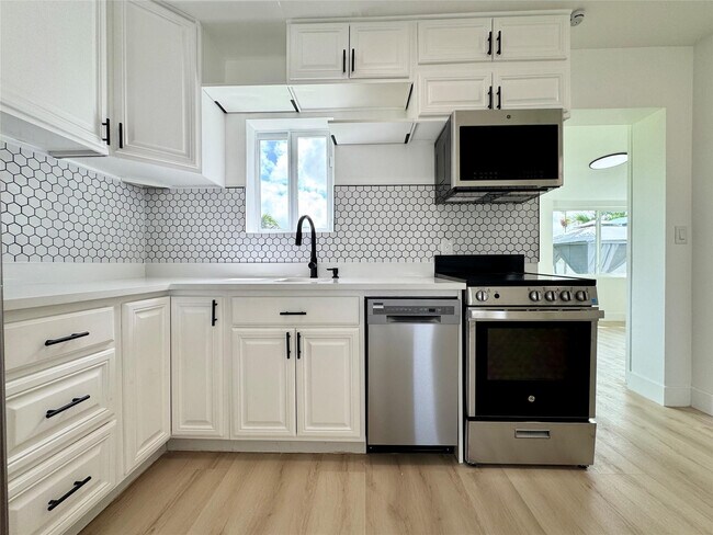 Building Photo - 1008 Mango Isle