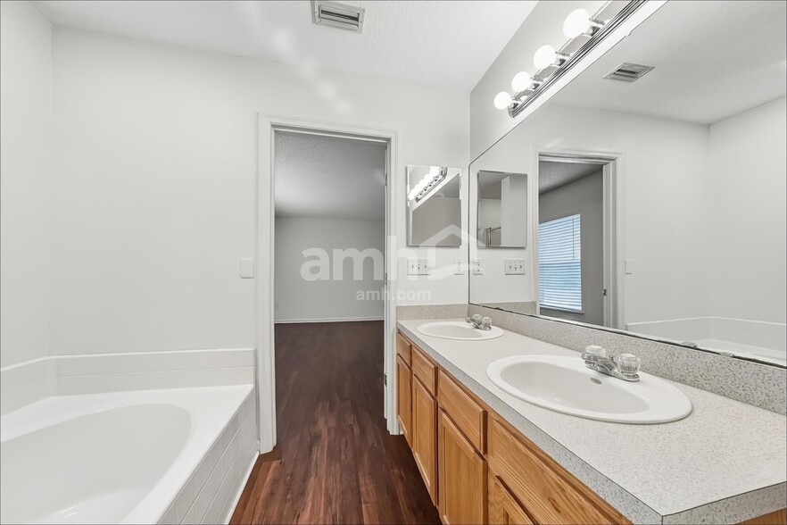 Building Photo - 9645 Morgan Creek Dr