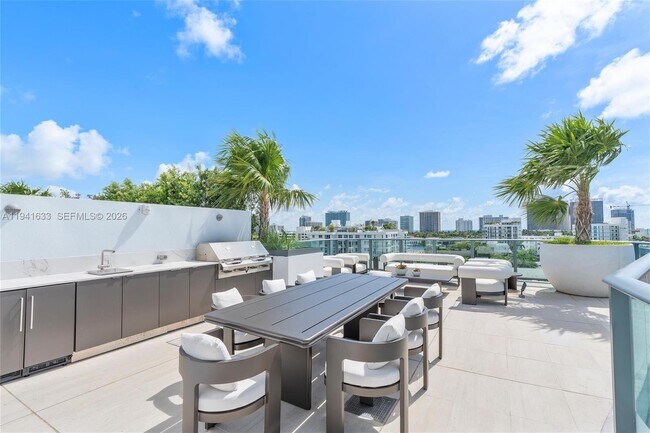 Building Photo - 9901 W Bay Harbor Dr