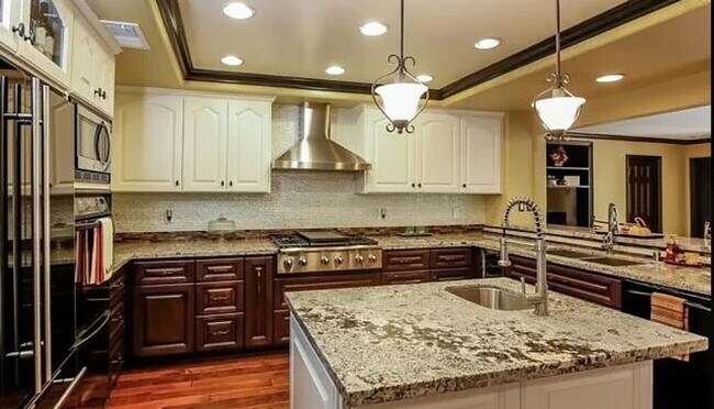 Building Photo - Spacious 5-Bedroom Home for Rent in Prime ...