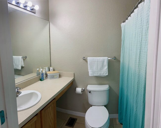 Building Photo - Beautiful 2 Bd 2 1/2 bath Corner unit in W...