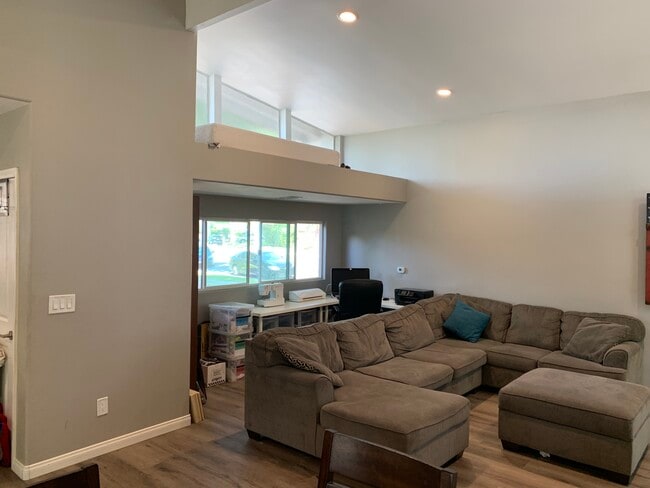 Building Photo - 2751 Tigertail Dr