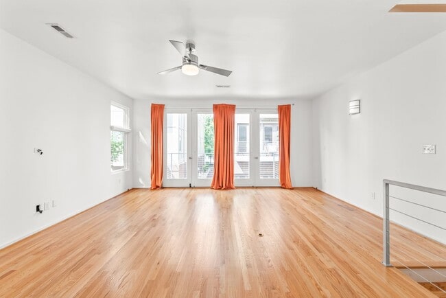 Building Photo - 3 Bedroom Townhome W/ Uptown Views