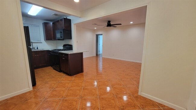 Building Photo - 12407 Russ Dr
