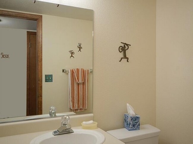 Building Photo - Elk Run Townhouse with 1 car garage.