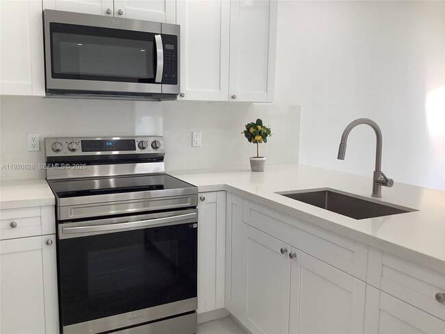 Building Photo - 1653 SW 17th Terrace