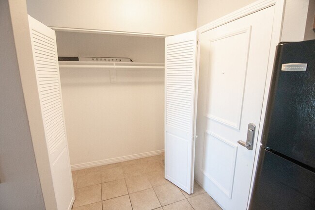 Building Photo - Clean & Spacious 1 Bedroom Apartment with ...