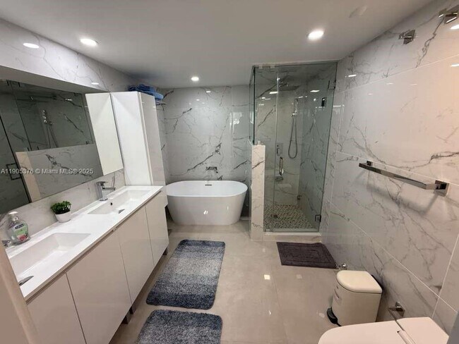 Building Photo - 1717 N Bayshore Dr