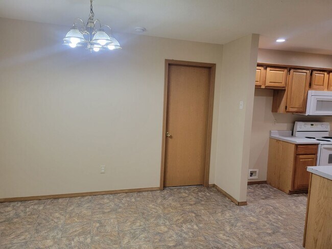 Building Photo - 3 Bedroom 2 Bath Close To Missouri State University $1295