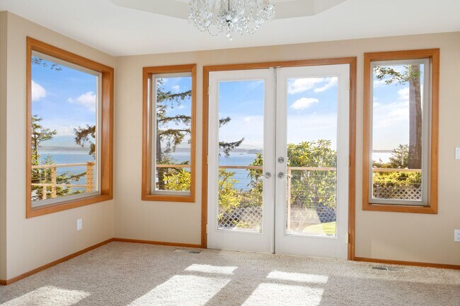 Building Photo - One Acre of Gorgeous Views and a Spacious ...