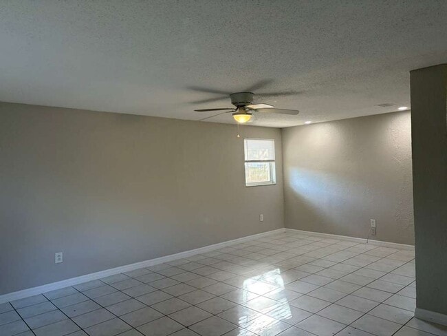 Building Photo - Gulfpfort Home With A Bonus Room