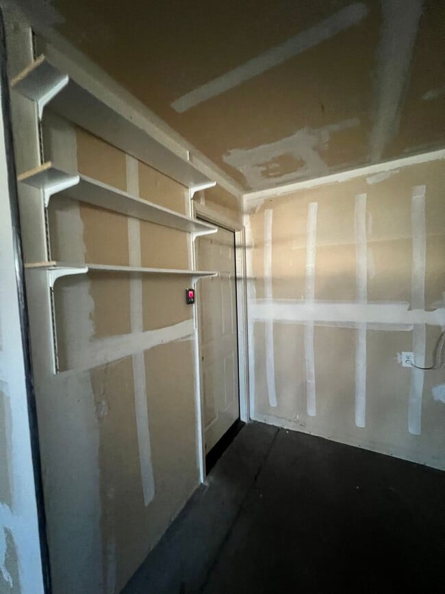 Building Photo - 412 Apple Way