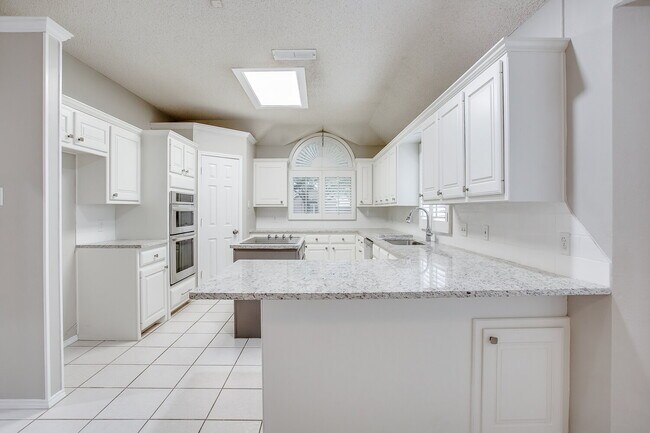 Building Photo - Newly Remodeled Prestigious Home!!