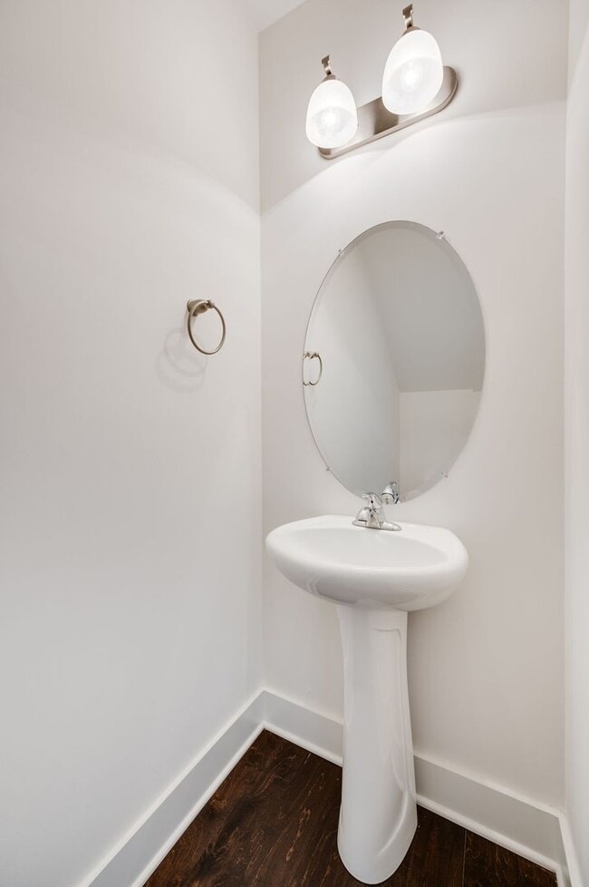 Building Photo - Beautiful 2BE/2.5BA townhouse located in the very desirable Nations!