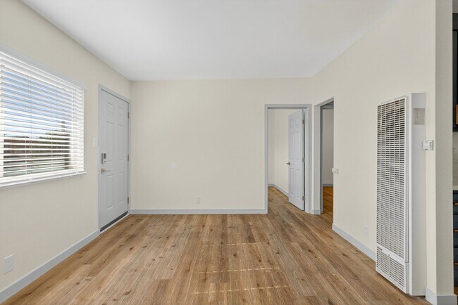 Building Photo - 1078 E 7th St