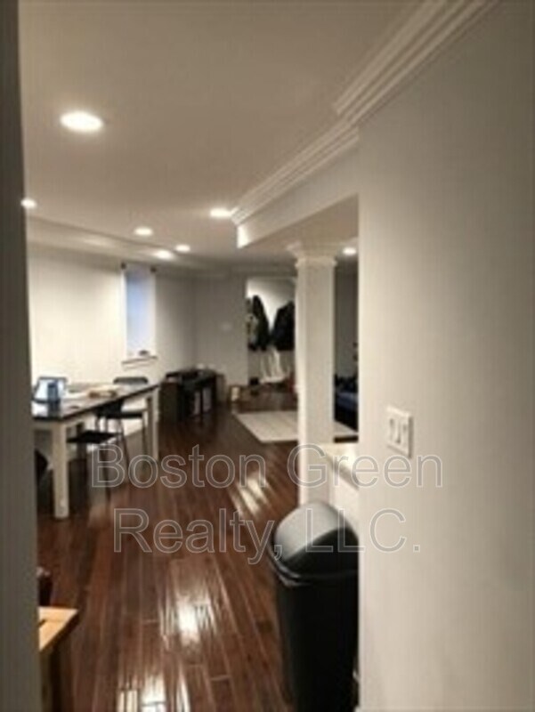 Building Photo - 140 Marcella St