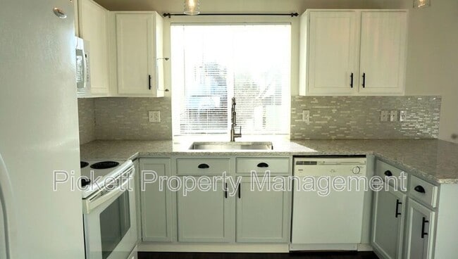 Building Photo - 4855 Bowwood Cir NE