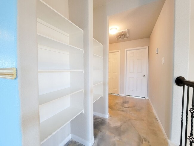 Building Photo - Live comfortably in this stunning Lake Rid...
