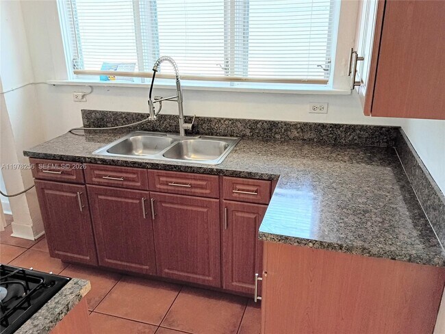 Building Photo - 2346 SW 20th St