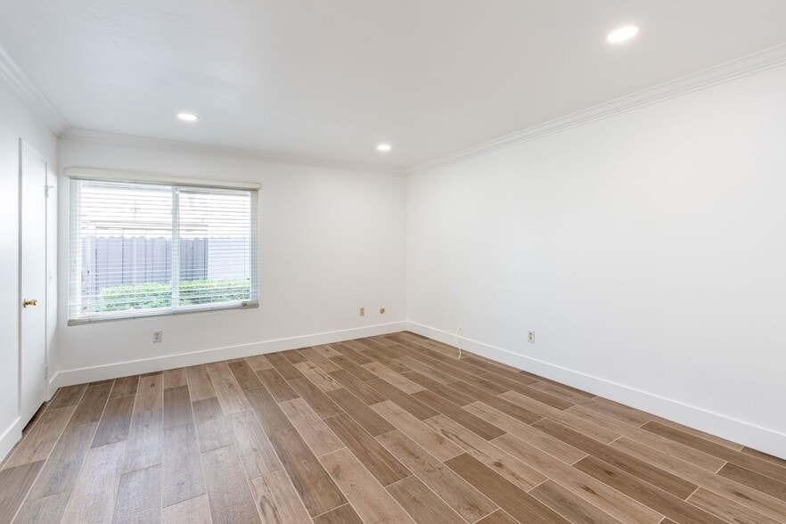 Building Photo - 1119 Carmel Cir