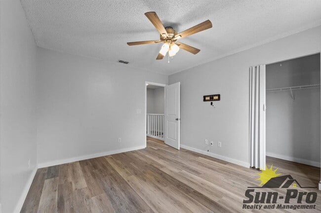 Building Photo - 3960 Oak Trail Run